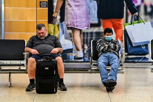 En el aeropuerto de Miami ya se puede observar personas sin la mascarilla, luego de ser liberado su uso. (Foto: AFP)
