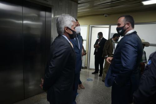 Sinibaldi se detuvo a conversar con Ricardo Méndez Ruiz y Raúl Falla. (Foto: Wilder López / Soy502) 