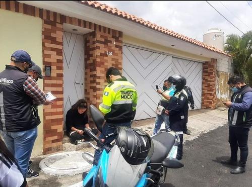 Representantes del Albergue Municipal de Mixco y agentes municipales de esa localidad acudieron a Valle Dorado para rescatar al perro. (Foto: Noticias San Cristóbal)