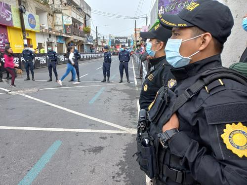 Agentes de PNC resguardan el recorrido de la competencia de 21 kilómetros. (Foto: PNC)