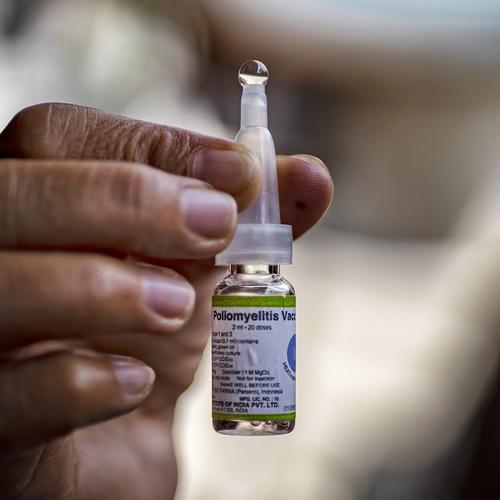 La vacuna contra la poliomielitis se aplica con gotero en bebés. (Foto: Vox)