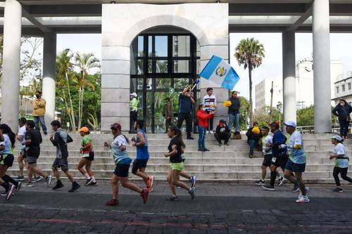 Los corredores fueron animados por otras personas que presenciaron la carrera por las calles de la ciudad. (Foto: Muni Guate)