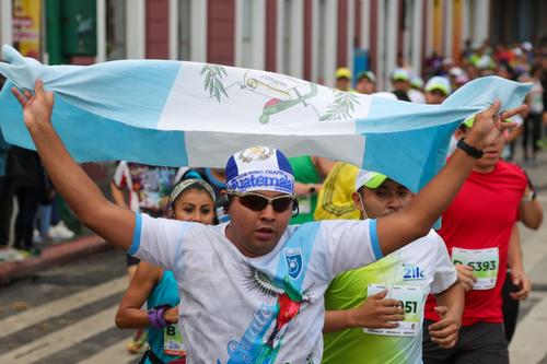 La bandera de Guatemala resalta entre todos los corredores. (Foto: Muni Guate)