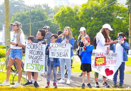 El cartel dejó un momento divertido para los corredores que recargaron energías con esos mensajes. (Foto: Muni Guate)