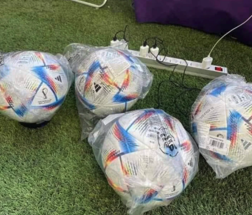 Así se cargan los balones que se utiliza en el Mundial de Qatar 2022. (Foto: Twitter/sebastia_me)