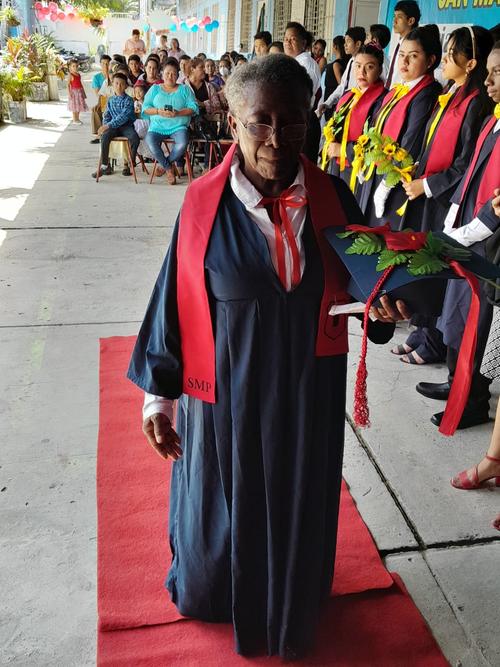 Natividad se graduó de Bachiller a los 70 años. (Foto: Centro de Formación Integral San Martín de Porres)