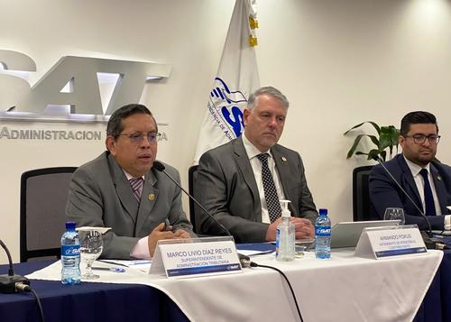 El superintendente de la SAT, Marco Livio Díaz (Der.) durante la conferencia de prensa. (Foto: SAT)
