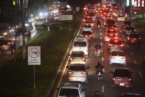 Un promedio de hora y media o más se tardan los usuarios para transitar por la Carretera a El Salvador para llegar a sus destinos. (Foto: Wilder López/Soy502)