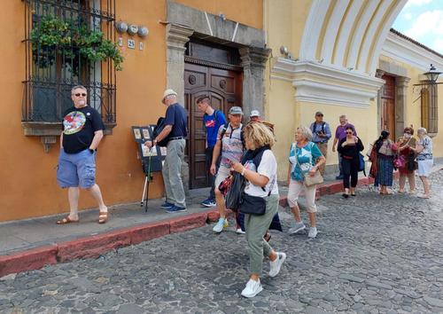 Los turistas pasearon bajo el arco de Santa Catalina. (Foto: Inguat)