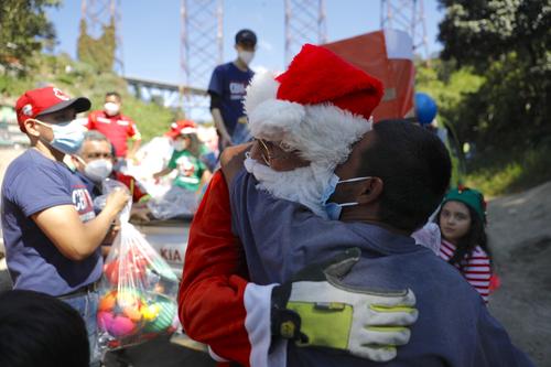Un niño abraza con ternura a Santa Claus a pocos días de celebrar la navidad. (Foto: Bomberos Municipales) 