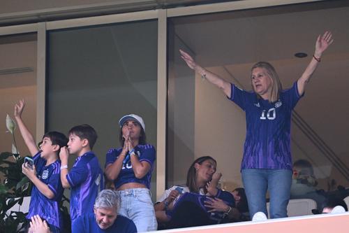 El nerviosismo es notorio en el rostro de la familia Messi. (Foto: AFP)