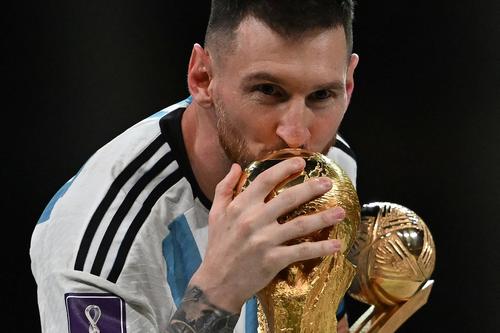 Messi besó la copa antes de recibirla. (Foto:AFP)