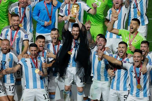 Messi finalmente levantó el trofeo que se le había negado en una ocasión. (Foto: AFP)