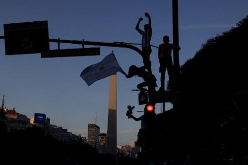 Los hinchas se subieron a los semáforos a festejar. (Foto: AFP)