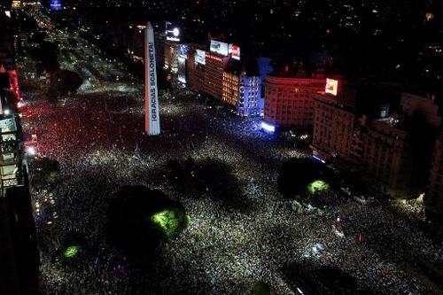 "Gracias Scaloneta" se lee en El Obelisco. (Foto: AFP)