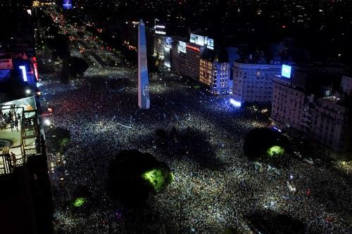 La bandera nacional también se proyectó sobre El Obelisco: (Foto: AFP)