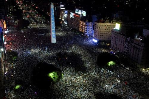 En el Obelisco se proyectó la palabra "Ganamos". (Foto: AFP)