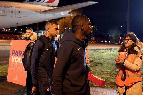 Mbappé se mantuvo serio tras llegar a Francia. (Foto: AFP)