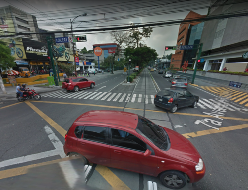 El incidente se produjo sobre la avenida, a pocos metros del paso de cebra. (Foto: Google Maps)