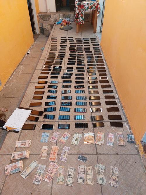 Más de 100 celulares robados fueron encontrados en los allanamientos. También billetes de diferentes denominaciones. (Foto: MP)