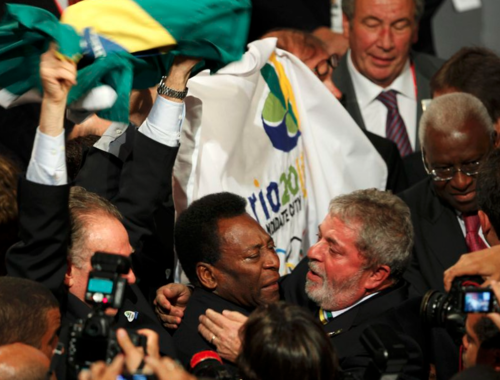 Presidente brasileño, Lula da Silva, abrazando al futbolista que llora de alegría tras la victoria de Río de Janeiro en votación del Comité Olímpico Internacional. (Foto: Reuters)