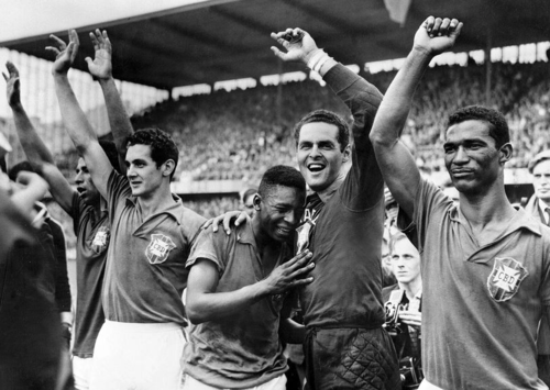 Con 17 años, Pelé celebraba la victoria de Brasil sobre Suecia en la final del Mundial 1958. (Foto: Associated Press)