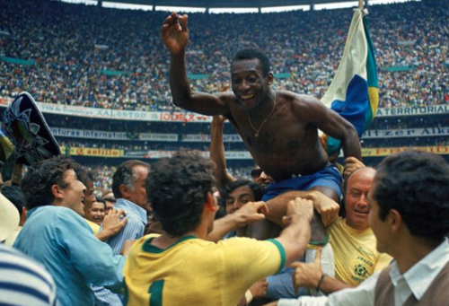 Pelé saliendo del estado Azteca de México, tras ganar Mundial en 1970. (Foto: Getty)