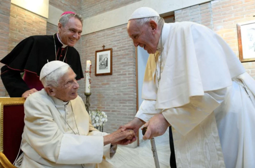 El papa Francisco con Benedicto XVI. (Foto: redes sociales)