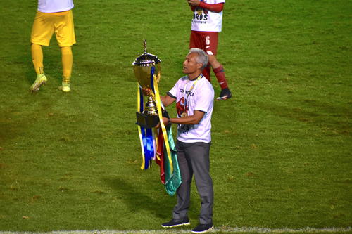 El mexicano aprecia el brillo de la copa y su reflejo le demuestra que es el técnico campeón de Guatemala. (Foto: Fredy Hernández/Soy502)