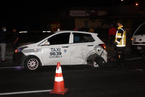 El taxi involucrado en el accidente. (Foto: Bomberos Voluntarios) 