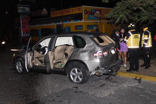 La mujer conducía el carro que también atropelló al motorista. (Foto: Bomberos Voluntarios) 