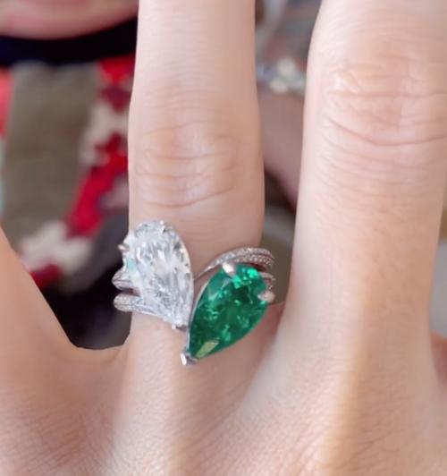 El anillo de compromiso de Megan Fox tiene una esmeralda y un diamante que representan las piedras de su nacimiento y el aro tiene espinas. (Foto: captura de video Instagram) 