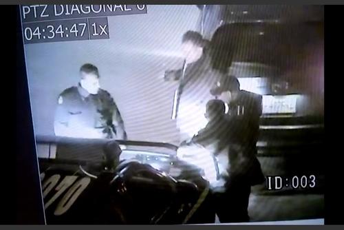 Un video captado por las cámaras de vigilancia en un sector de la zona 10 capitalina muestra el momento en que agentes de PNC parecen aceptar un soborno de un conductor. 