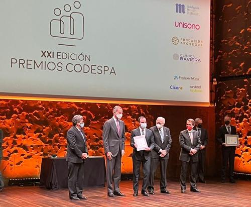 El Rey de España durante la entrega del reconocimiento como finalista a empresa guatemalteca Kingo Energy. (Foto: Premios CODESPA)