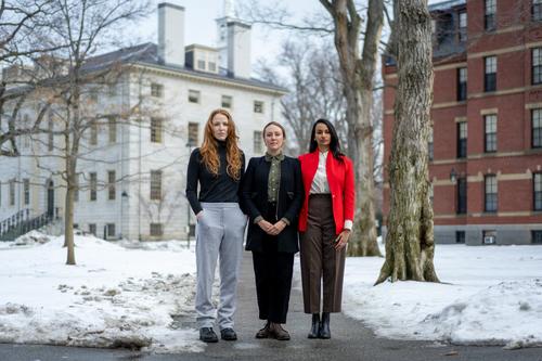 Margaret Czerwienski, Lilia Kilburn y Amulya Mandava han emprendido la batalla legal en contra de la prestigiosa universidad. (Foto: New York Times)
