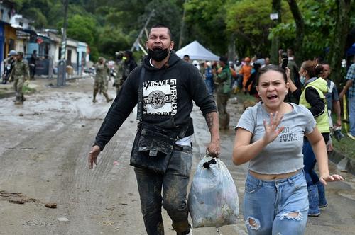 Varias personas han tenido que abandonar sus hogares tras el peligro del área. (Foto: AFP)