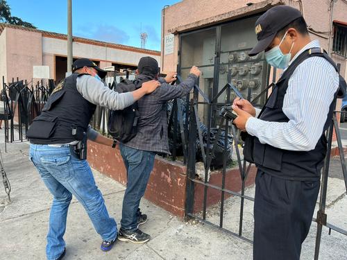 La PNC llevó a cabo operativos de seguridad en el Centro de Emisión de Pasaportes en la zona 4 capitalina. (Foto: @MigracionGuate)