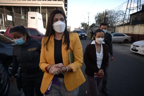 Eva Sosa y Leily Santizo a su llegada a tribunales el jueves 24 de febrero. (Foto: Wilder López/Soy502) 