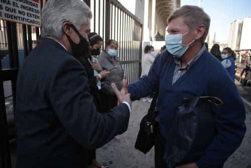 Igor Bitkov y Ricardo Méndez Ruiz se saludan afuera de tribunales. (Foto: Wilder López/Soy502) 