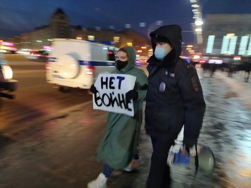 La policía está reprimiendo a los ciudadanos que protesten contra la guerra. En la imagen, una mujer es detenida por las policía rusa. (Foto: Twitter)