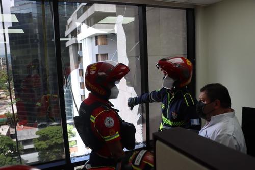 Para rescatar a la persona atrapada fue necesario romper un vidrio en el décimo nivel. (Foto: Bomberos Municipales)