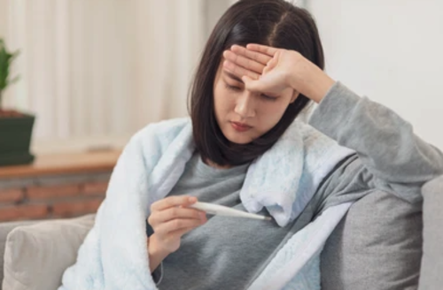 La fiebre es uno de los síntomas comunes en las subvariantes BA.4 y BA.5. (Foto: Shutterstock)