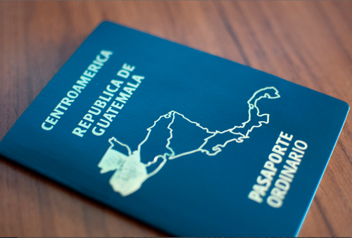 En el caso de que una persona necesite salir del país y no cuente con un pasaporte vigente, puede tramitar un documento de emergencia. (Foto: Archivo/Soy502)