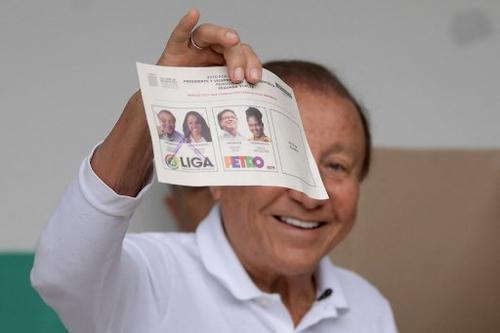 El candidato Rodolfo Hernández mostrando su boleta electoral. (Foto: AFP)