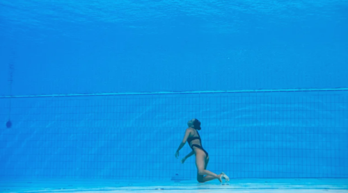 La nadadora cayó al fondo del agua. (Foto: AFP) 