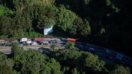 El derrumbe en el kilómetro 24 de la ruta que conduce al Pacífico provocó largas filas de vehículos durante toda la semana. (Foto: Carlos Alonzo/Soy502)
