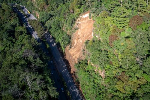 Las imágenes captadas por Soy502 muestran la magnitud del derrumbe ocurrido en el kilómetro 24 de la ruta Interamericana. (Foto: Carlos Alonzo/Soy502)
