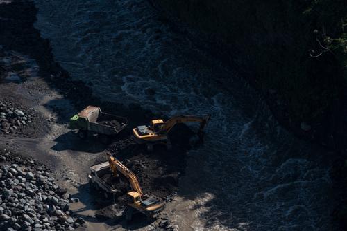 Maquinaria realiza dragado en un río en el departamento de Retalhuelu, según fue captado desde el aire por Soy502. (Foto: Carlos Alonzo/Soy502)