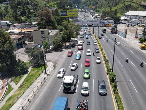 Según la PMT de Villa Nueva el tránsito se ha mantenido lento desde la bajada de Villa Lobos. (Foto: Carlos Alonzo/Soy502)