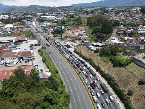 El tránsito en la ruta al Pacífico es desviado hacia San José Villa Nueva, debido al hundimiento que se produjo en el kilómetro 15.  (Foto: Carlos Alonzo/Soy502)